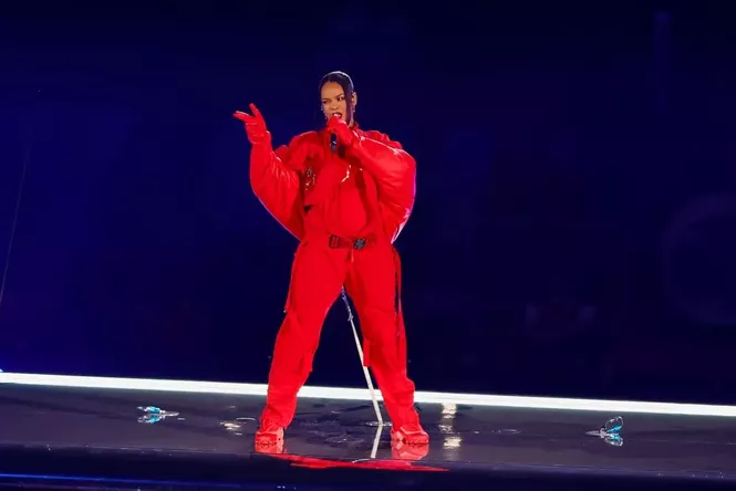 Rihanna enflamme la scène du Super Bowl, découvrez son show !